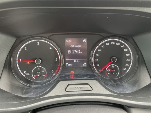 Volkswagen Transporter 2.0 TDI L2H1 28 110 pk | Bluetooth | Airco | achterdeuren | 3 zits ActivLease financial lease