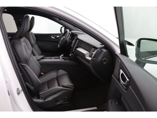 Volvo  XC60 T6 Plug-in hybrid AWD Plus Black Edition | Panoramadak | Trekhaak | Harman/Kardon | BLIS | 360 Ca... ActivLease financial lease