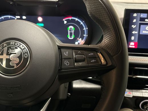 Alfa Romeo Tonale 1.3T PHEV Ti 280Pk Automaat (APPLE CARPLAY, GROOT NAVI, CAMERA, ADAPTIVE CRUISE, SPORTSTOELEN, GE... ActivLease financial lease