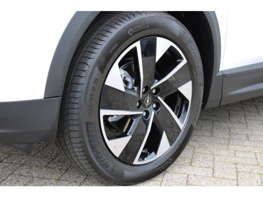 Opel Grandland Business Edition | Achteruitrijcamera | Afneembare trekhaak | Carrosserie in &eacute;&eacute;n kleur Lederen be... ActivLease financial lease