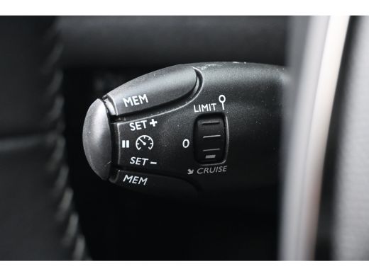 Peugeot e-2008 EV Style Avantage 54 kWh 97,1%SOH! | Allseason | Navigatie by App | Parkeersensoren | Cruise Cont... ActivLease financial lease