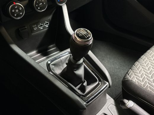 Renault Clio 1.0 TCe 90 Evolution (APPLE CARPLAY, GROOT NAVI, PARKEERSENSOREN, LM VELGEN, SPORTSTOELEN, CRUISE... ActivLease financial lease