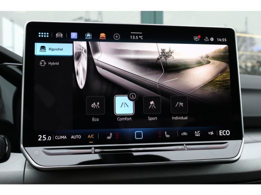 Volkswagen Golf Life Edition eHybrid | 'App-Connect' draadloze smartphone integratie | Achterbank in ongelijke de... ActivLease financial lease
