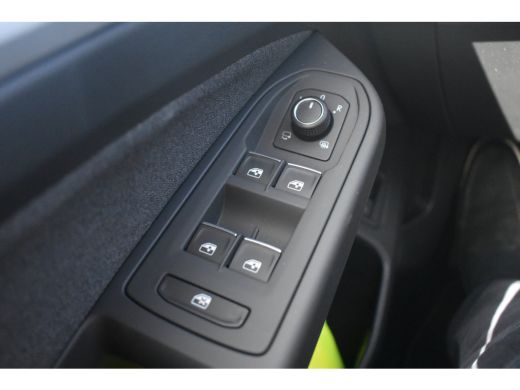 Volkswagen Golf Life Edition eHybrid | 'App-Connect' draadloze smartphone integratie | Achterbank in ongelijke de... ActivLease financial lease