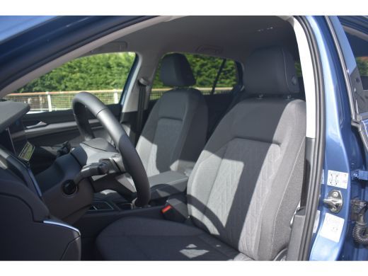 Volkswagen Golf Life Edition eHybrid | 'App-Connect' draadloze smartphone integratie | Achterbank in ongelijke de... ActivLease financial lease