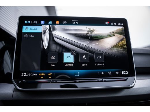 Volkswagen Golf Life Edition eHybrid Inclusief &euro;2000,- inruilvoordeel |  Trekhaak, elektrisch uitklapbaar | 'App-... ActivLease financial lease