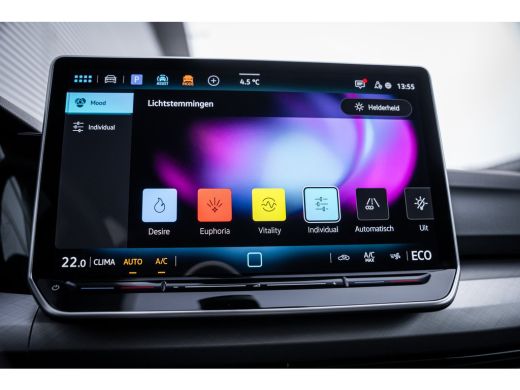 Volkswagen Golf Life Edition eHybrid Inclusief &euro;2000,- inruilvoordeel |  Trekhaak, elektrisch uitklapbaar | 'App-... ActivLease financial lease