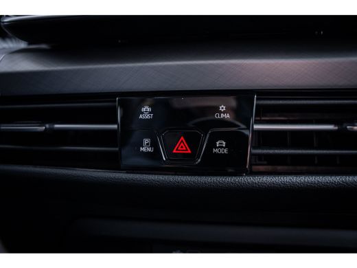 Volkswagen Golf Life Edition eHybrid Inclusief &euro;2000,- inruilvoordeel |  Trekhaak, elektrisch uitklapbaar | 'App-... ActivLease financial lease