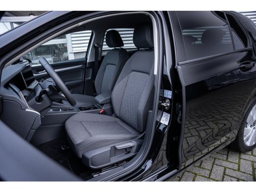 Volkswagen Golf Life Edition eHybrid Inclusief &euro;2000,- inruilvoordeel |  Trekhaak, elektrisch uitklapbaar | 'App-... ActivLease financial lease