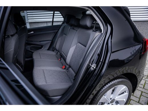 Volkswagen Golf Life Edition eHybrid Inclusief &euro;2000,- inruilvoordeel |  Trekhaak, elektrisch uitklapbaar | 'App-... ActivLease financial lease