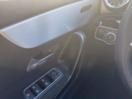 Mercedes-Benz A-Klasse 180 AMG Line | Pano | Sfeer | Stoelverw. | Camera | Trekhaak Electrisch | ActivLease financial lease
