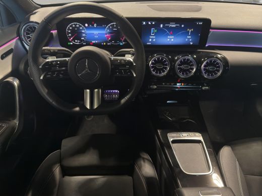Mercedes-Benz A-Klasse 180 AMG Line | Pano | Sfeer | Stoelverw. | Camera | Trekhaak Electrisch | ActivLease financial lease