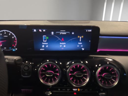 Mercedes-Benz A-Klasse 180 AMG Line | Pano | Sfeer | Stoelverw. | Camera | Trekhaak Electrisch | ActivLease financial lease