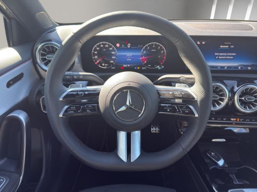 Mercedes-Benz A-Klasse 180 AMG Line | Pano | Sfeer | Stoelverw. | Camera | Trekhaak Electrisch | ActivLease financial lease
