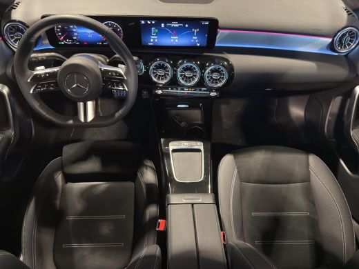 Mercedes-Benz A-Klasse 180 AMG Line | Pano | Sfeer | Stoelverw. | Camera | Trekhaak Electrisch | ActivLease financial lease