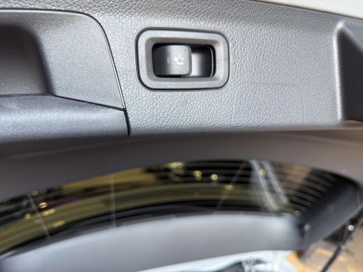 Mercedes-Benz A-Klasse 180 AMG Line | Pano | Sfeer | Stoelverw. | Camera | Trekhaak Electrisch | ActivLease financial lease