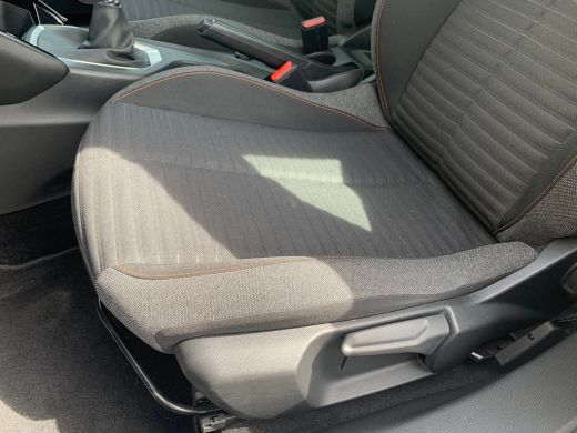 Peugeot 2008 1.2 PureTech Active AppleCarplay/ Android Auto | Cruise Control | Clima | DAB | Navi | Trekhaak | ActivLease financial lease