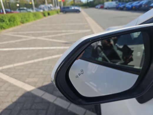 Toyota Corolla 1.8 Hybrid Dynamic Apple Carplay / Android Auto / voorstoelen verwarmbaar / stuurwielverwarming ActivLease financial lease