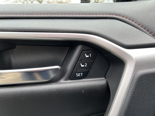 Toyota RAV4 2.5 Plug-in Hybrid AWD Bi-Tone Plus | Gekoelde stoelen | Apple CarPlay | Blindspot | Rijklaarprij... ActivLease financial lease