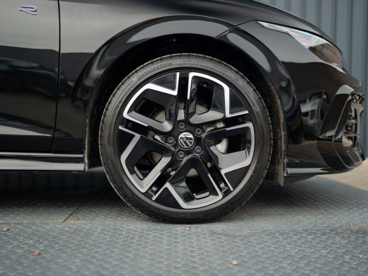 Volkswagen Golf 1.5 eTSI R-Line Edition | Panodak | IQ Light | Trekhaak wegkl. | Harman/Kardon | Head Up | Prijs ... ActivLease financial lease