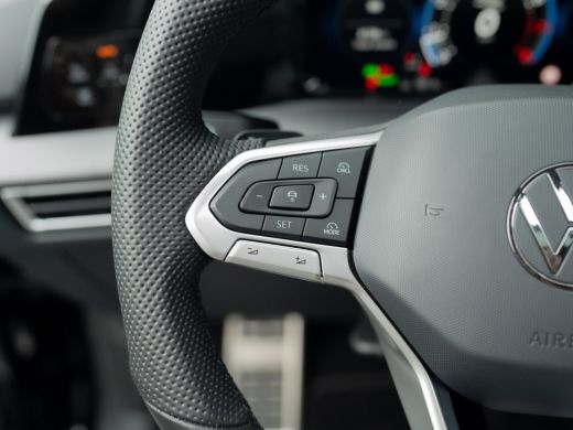 Volkswagen Golf 1.5 eTSI R-Line Edition | Panodak | IQ Light | Trekhaak wegkl. | Harman/Kardon | Head Up | Prijs ... ActivLease financial lease