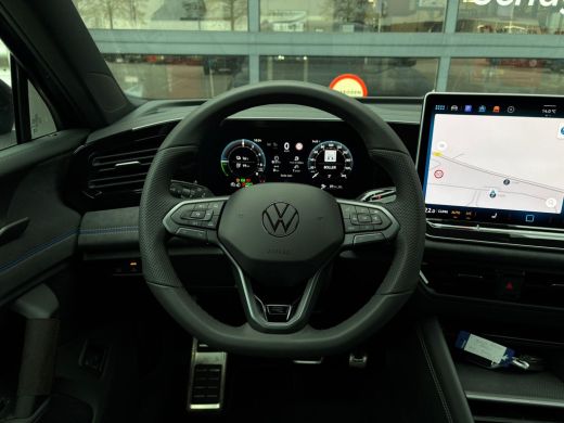 Volkswagen Tiguan R-Line Edition - eHybrid | 'App-Connect' draadloze smartphone integratie | Automatische afstandsr... ActivLease financial lease