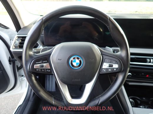 BMW 3 Serie Touring 320e xDrive FACELIFT WIDESCREEN / CARPLAY / TREKHAAK / SPORTLEER ActivLease financial lease