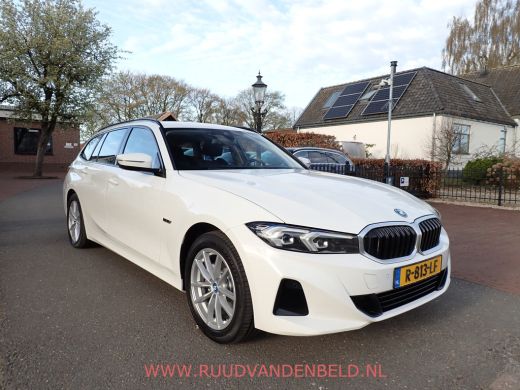BMW 3 Serie Touring 320e xDrive FACELIFT WIDESCREEN / CARPLAY / TREKHAAK / SPORTLEER ActivLease financial lease