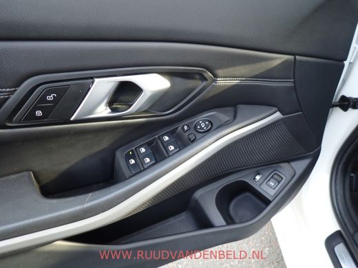 BMW 3 Serie Touring 320e xDrive FACELIFT WIDESCREEN / CARPLAY / TREKHAAK / SPORTLEER ActivLease financial lease