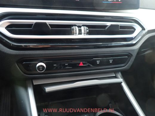 BMW 3 Serie Touring 320e xDrive FACELIFT WIDESCREEN / CARPLAY / TREKHAAK / SPORTLEER ActivLease financial lease