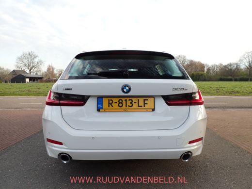 BMW 3 Serie Touring 320e xDrive FACELIFT WIDESCREEN / CARPLAY / TREKHAAK / SPORTLEER ActivLease financial lease