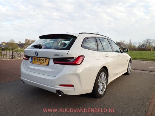 BMW 3 Serie Touring 320e xDrive FACELIFT WIDESCREEN / CARPLAY / TREKHAAK / SPORTLEER ActivLease financial lease