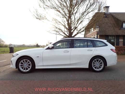 BMW 3 Serie Touring 320e xDrive FACELIFT WIDESCREEN / CARPLAY / TREKHAAK / SPORTLEER ActivLease financial lease