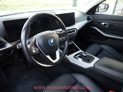BMW 3 Serie Touring 320e xDrive FACELIFT WIDESCREEN / CARPLAY / TREKHAAK / SPORTLEER ActivLease financial lease