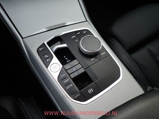 BMW 3 Serie Touring 320e xDrive FACELIFT WIDESCREEN / CARPLAY / TREKHAAK / SPORTLEER ActivLease financial lease