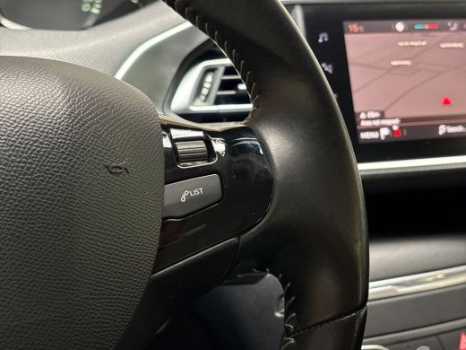 Peugeot 308 SW 1.2 PureTech Sport (APPLE CARPLAY, GROOT NAVI, TREKHAAK, SPORTSTOELEN, LM VELGEN, LANE ASSIST,... ActivLease financial lease