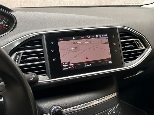 Peugeot 308 SW 1.2 PureTech Sport (APPLE CARPLAY, GROOT NAVI, TREKHAAK, SPORTSTOELEN, LM VELGEN, LANE ASSIST,... ActivLease financial lease