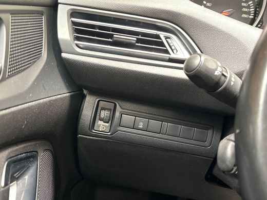 Peugeot 308 SW 1.2 PureTech Sport (APPLE CARPLAY, GROOT NAVI, TREKHAAK, SPORTSTOELEN, LM VELGEN, LANE ASSIST,... ActivLease financial lease