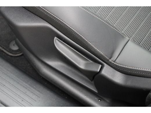 Peugeot 5008 1.2 Hybrid 136 Allure | Automaat | Navigatie | Camera | Adaptieve cruise control | Apple carplay | ActivLease financial lease