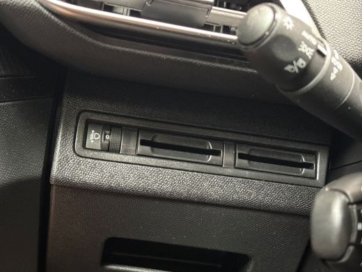 Peugeot 5008 1.2 PureTech Sport 7 Persoons Automaat (APPLE CARPLAY, BRUIN LEDER, 360 CAMERA, ADAPTIVE CRUISE, ... ActivLease financial lease