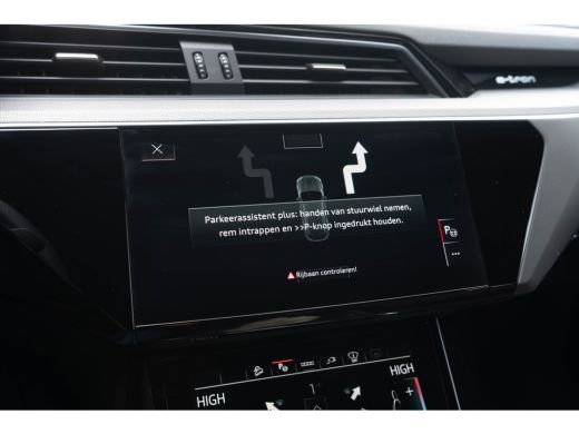 Audi SQ8 e-tron quattro / Panoramadak/ Bang & Olufsen Sound System/ Rode stiksels/ Head-up/ / Trekhaak/ 37... ActivLease financial lease