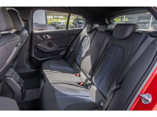 BMW 1 Serie 118i M-Sport | 17 inch | Virtual Cockpit | LED | Navigatie | Cruise Control | Airco (automatisch)... ActivLease financial lease