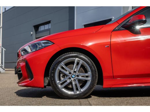 BMW 1 Serie 118i M-Sport | 17 inch | Virtual Cockpit | LED | Navigatie | Cruise Control | Airco (automatisch)... ActivLease financial lease