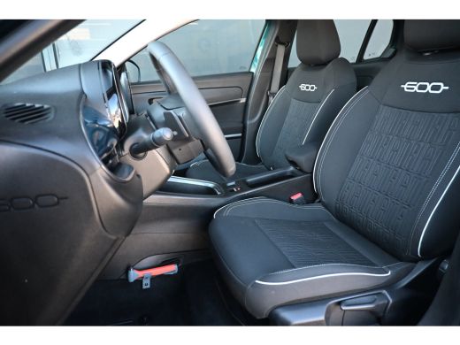 Fiat 600 1.2 Hybrid Urban 110pk | Pack Style + Comfort | Keyless-Entry | Achteruitrijcamera | Navigatie | ... ActivLease financial lease