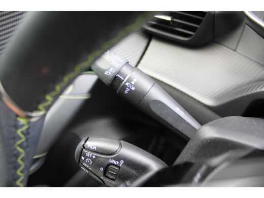 Peugeot e-2008 EV GT 50 kWh | Achterbank in delen neerklapbaar | Achteruitrijcamera | Afwijkende dakkleur ActivLease financial lease