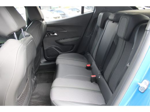Peugeot e-2008 EV GT 50 kWh | Achterbank in delen neerklapbaar | Achteruitrijcamera | Afwijkende dakkleur ActivLease financial lease