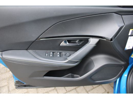 Peugeot e-2008 EV GT 50 kWh | Achterbank in delen neerklapbaar | Achteruitrijcamera | Afwijkende dakkleur ActivLease financial lease