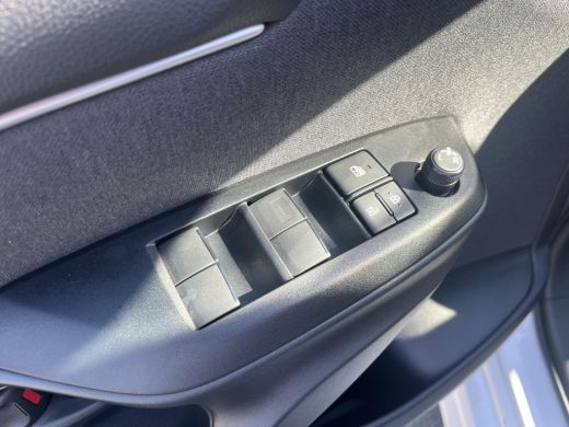 Toyota Yaris 1.5 Hybrid 115 Dynamic | Apple CarPlay/Android auto | Achteruitrijcamera | Stuur en stoelverwarming ActivLease financial lease