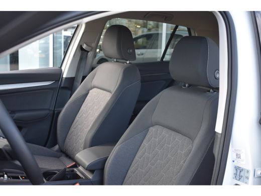 Volkswagen Golf 1.5 eHybrid 204PK DSG-6 Life Edition | TREKHAAK | STOEL + STUURVERW. | 18 INCH | NAVIGATIE | APP ... ActivLease financial lease