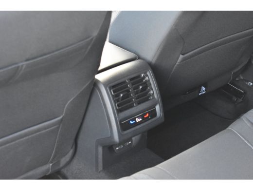 Volkswagen Golf 1.5 eHybrid 204PK DSG-6 Life Edition | TREKHAAK | STOEL + STUURVERW. | 18 INCH | NAVIGATIE | APP ... ActivLease financial lease